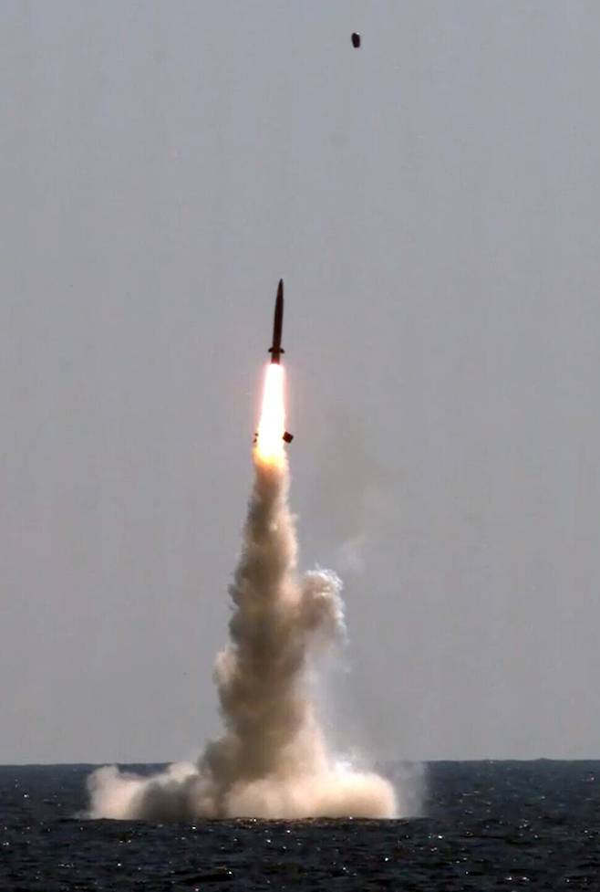 A South Korean-developed submarine-launched ballistic missile (SLBM) is launched from a 3,000-ton Dosan Ahn Chang-ho-class submarine on Wednesday. President Moon Jae-in, along with other key government and military figures, were present during the test at the Agency for Defense Development’s Anheung Test Center. (provided by the Ministry of National Defense)