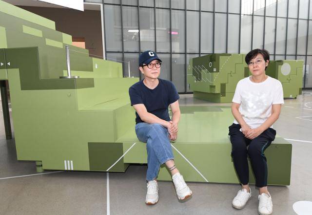 남측 비무장지대 내 유일한 민간인 거주지인 대성동 ‘자유의 마을’을 배경으로 한 '미지에서 온 소식, 자유의 마을' 전시를 선보이고 있는 전준호(왼쪽), 문경원 작가가 지난 3일 전시가 열리고 있는 서울 종로구 국립현대미술관 서울관에서 한국일보와 인터뷰를 하고 있다. 배우한 기자