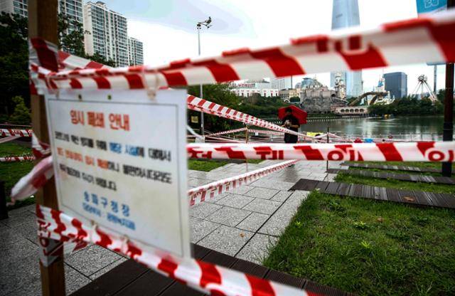 코로나19 확산 방지를 위해 임시 폐쇄된 서울 송파구 석촌호수 다중이용시설. 뉴시스