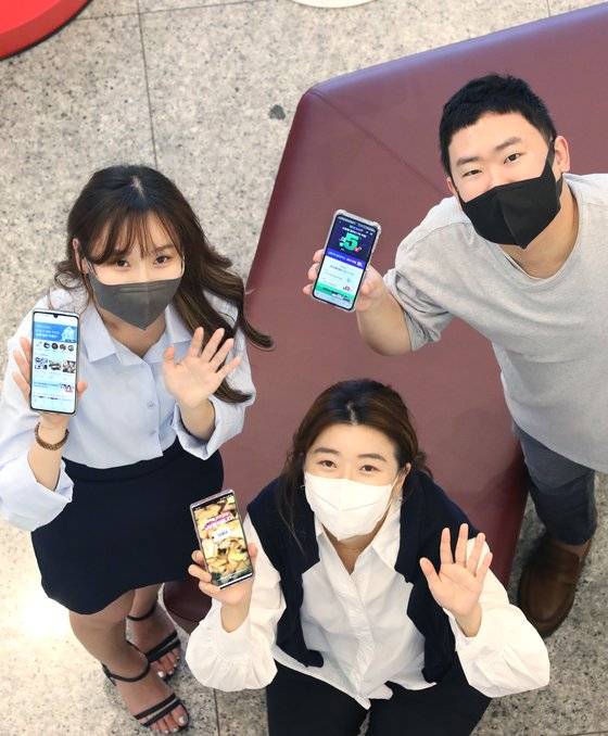 LG유플러스는 최근 쏘카·던킨·조인스프라임을 제휴사로 추가하며 구독 서비스를 강화했다. ‘구독콕’을 운영하는 제휴상품팀 직원들.