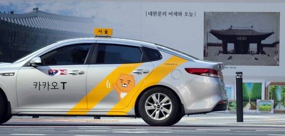 전국 택시 기사 10명 중 9명 이상이 카카오 택시 호출 서비스에 가입하며 시장이 사실상 독점된 것으로 나타났다. 14일 국회 국토교통위원회 소속 김상훈 의원(국민의힘)이 카카오모빌리티에서 받은 자료에 따르면 8월 초 기준 택시 호출 플랫폼 '카카오T' 가입 기사는 총 22만6천154명으로 집계됐다. 국토교통부(전국택시운송사업조합연합회 제출)가 조사한 전국 등록 택시 기사는 6월 말 기준 24만3709명이었다. 한 달여 동안 택시 기사 수에 큰 변동이 없다는 전제 아래 카카오T 가입 비율은 92.8%에 달했다. 사진은 이날 서울 시내를 운행 중인 카카오택시. [연합뉴스]