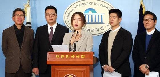 조성은 '브랜드뉴파티' 대표가 지난해 2월 16일 서울 여의도 국회 정론관에서 미래통합당 합류 선언을 하고 있다. 뉴스1