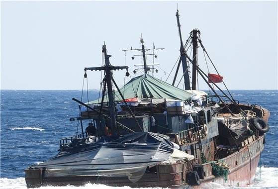 서해상에서 불법조업중인 중국 어선. 이들은 어법을 무시한 채 산란기의 꽃게나 크기가 작은 꽃게까지 저인망으로 싹쓸이하며 해양 생태계를 파괴하고 있다. [사진 해양경찰청]