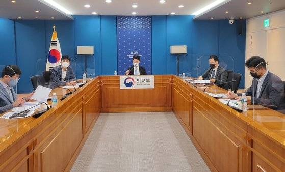 지난 1일 외교부는 관게부처와 함께 중국 어선의 불법조업에 대응하기 위한 조업질서 담당관 화상회의를 개최했다. 정부는 불법조업 행위와 관련 중국 측에 지속적으로 시정 요구를 하고 있지만, 오히려 불법 조업 규모는 점차 늘어나는 실정이다. [연합뉴스]