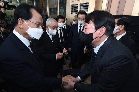 윤석열 국민의힘 대선 경선 후보가 15일 서울 여의도 순복음교회에 마련된 고 조용기 원로목사 빈소를 조문한 후 김삼환 목사와 인사를 나누고 있다. 뉴스1