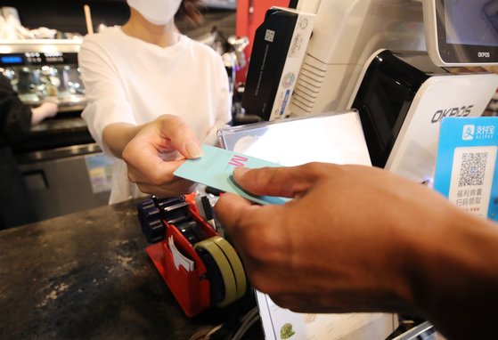6월 29일 서울 중구 명동거리의 한 식당에서 시민이 카드로 결제하고 있다.  뉴스1