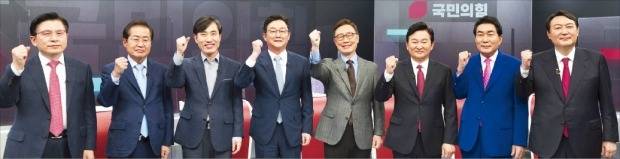 국민의힘 대선 주자들이 16일 열린 1차 방송토론회에서 기념촬영하고 있다. 왼쪽부터 황교안 전 미래통합당 대표, 홍준표 의원, 하태경 의원, 유승민 전 의원, 최재형 전 감사원장, 원희룡 전 제주지사, 안상수 전 인천시장, 윤석열 전 검찰총장.  /연합뉴스