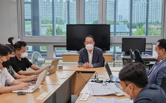 우범기 전 정무부지사는 퇴임에 앞서 지난 1일 기자간담회를 통해 내년 지방선거에 더불어민주당 전주시장 후보 출마를 고심하고 있다는 뜻을 밝혔다.&nbsp;&nbsp;