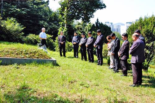 서울 연동교회 교인들이 2019년 경기도 남양주 연동 부활의 동산에서 성묘하며 기도하고 있다. 아래 사진은 이 교회 교인들이 성묘에 앞서 함께 예배드리는 모습. 연동교회 제공