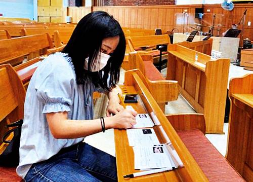 서울 송학대교회 청년부원이 최근 예배실에서 노량진 고시생들에게 전달할 선물 상자에 넣은 편지를 쓰고 있다. 아래 사진은 선물 상자에 담은 물품 모습. 송학대교회 제공