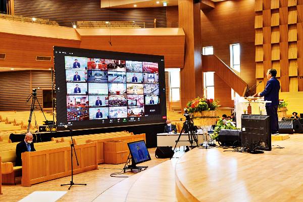 기독교한국침례회 총회장인 박문수 목사가 16일 대전 서구 디딤돌교회에서 제111차 정기총회를 비대면으로 진행하고 있다. 대전=신석현 인턴기자