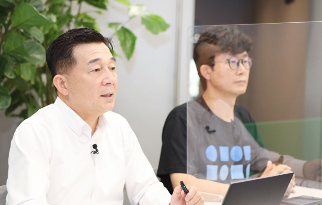 김태창(왼쪽) 네이버클라우드 김태창 전무와 장범식 네이버클라우드 리더가 16일 온라인 밋업 행사에서 사업 성과와 방향을 발표하고 있다. 네이버 제공