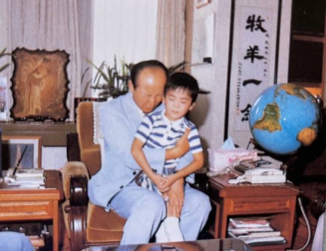 조용기 목사가 1985년 심장병 수술 어린이를 안고 간절히 기도하고 있다.