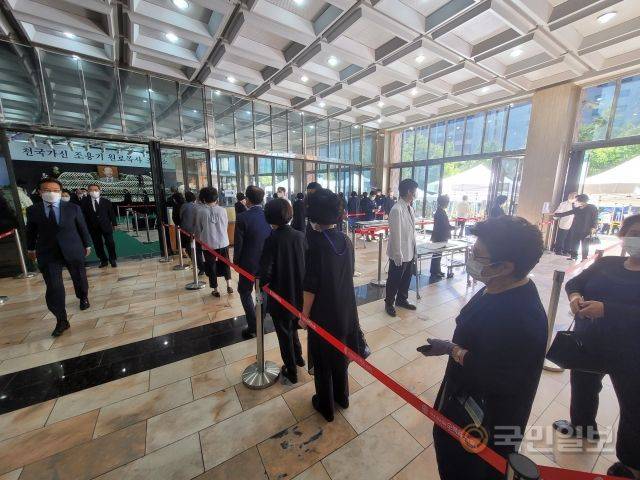 조용기 여의도순복음교회 원로목사의 빈소가 마련된 교회 베다니홀 입구에 17일 조문객들이 길게 줄을 서 있다.