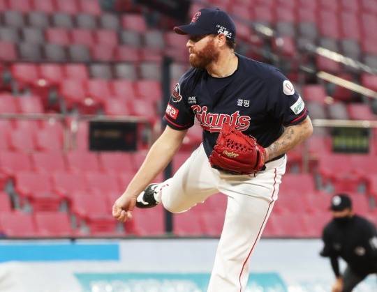 최근 4연패 부진에 빠졌던 롯데의 스트레일리는 17일 kt전에서 무실점으로 호투, 에이스 복귀를 알렸다.[연합뉴스]