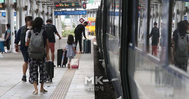 추석 연휴를 하루 앞둔 17일 오전 서울 중구 서울역에서 시민들이 열차를 탑승하기 위해 이동하고 있다 [이충우 기자]