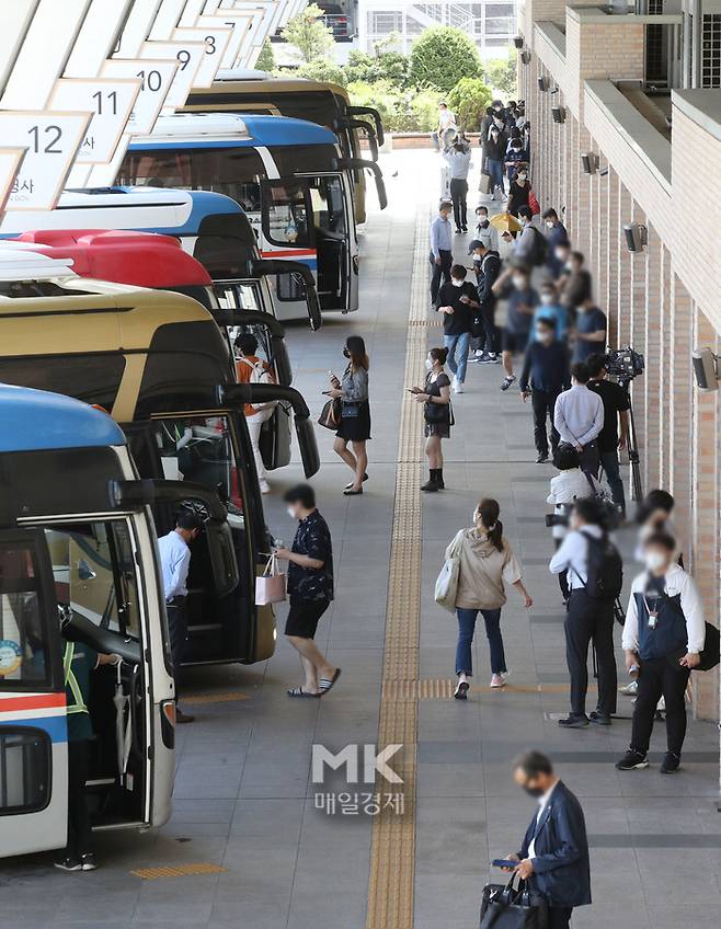 추석 연휴를 하루 앞둔 17일 서울 고속버스터미널이 예년과는 다르게 한가한 가운데 귀성객들이 버스에 오르고 있다. [이승환 기자]