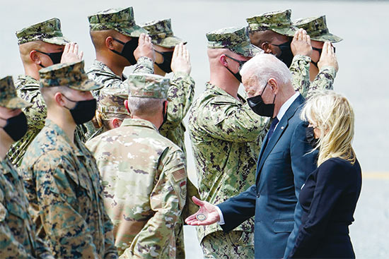 지난 8월 29일 미국 델라웨어주 도버 공군기지에서 조 바이든 대통령이 아프가니스탄 카불 공항 자폭 테러로 숨진 미군 장병에게 경의를 표하고 있다. (AP)