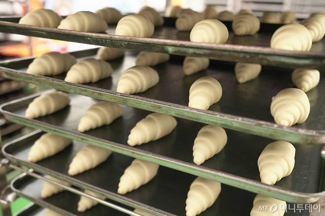 생지 상태의 크로와상./사진제공=신세계푸드