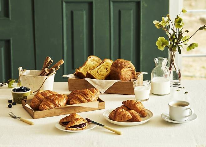 24결 크로아상, 24결 미니 크로아상, 16결 데니쉬식빵 등 밀크앤허니 파베이크 식사빵 3종./사진제공=신세계푸드