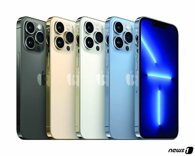 (서울=뉴스1) = 애플이 14일(현지시간) 캘리포니아 쿠퍼티노 애플파크에서 스페셜 애플 이벤트를 통해 아이폰13을 공개했다.   애플은 이날 온라인 행사를 통해 Δ아이폰13 미니 Δ아이폰13 Δ아이폰13 프로 Δ아이폰13 프로 맥스 등 총 4가지로 구성된 아이폰13 시리즈와 9세대 아이패드, 6세대 아이패드 미니, 애플워치 시리즈7 등을 선보였다.  가격은 아이폰13 799달러(약 94만원), 아이폰13 미니 699달러, 아이폰13 프로 999달러, 아이폰 13 프로 맥스 1099달러, 9세대 아이패드 329달러, 6세대 아이패드 미니 499달러, 애플워치 시리즈7 399달러 등이다. (애플 제공) 2021.9.15/뉴스1