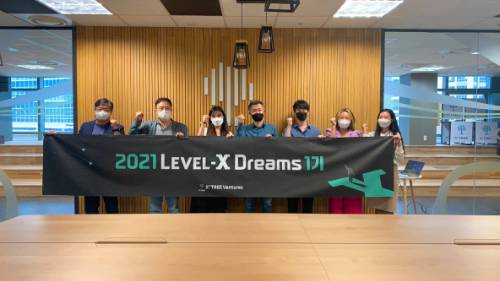 윤우근 대표와 선발 4개사 관계자/사진제공=엑센트리벤처스