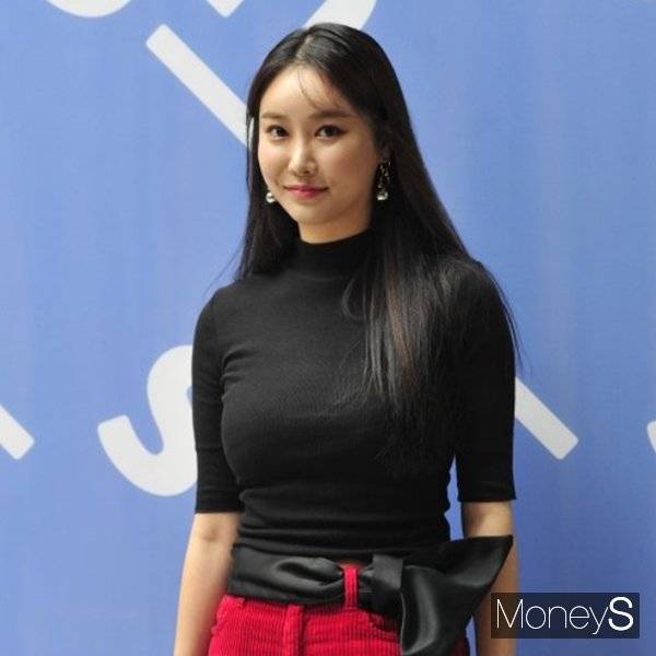 브레이브엔터테인먼트 측은 브레이브걸스 멤버 민영이 신종 코로나바이러스 감염증(코로나19) 검사 결과 음성 판정을 받았다고 밝혔다. 사진은 민영이 2019년 '2020 S/S 서울패션위크'에 참여한 모습. /사진=장동규 기자