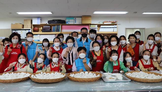 강병삼(앞줄 왼쪽 네 번째) 연구개발특구진흥재단 이사장이 다문화가족사랑회와 함께 다문화가구 나눔을 위한 송편 만들기 활동 후 기념사진을 찍고 있다. [연구개발특구진흥재단 제공]