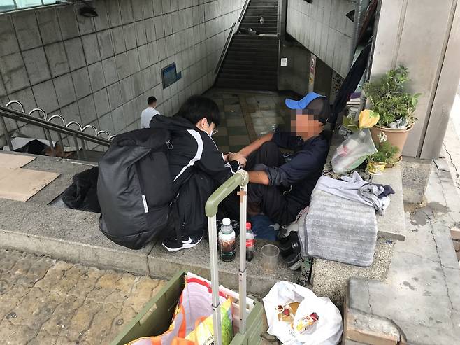 이용호(23) 씨가 거리에서 노숙인을 위로하고 있는 모습 [이용호 씨 제공]