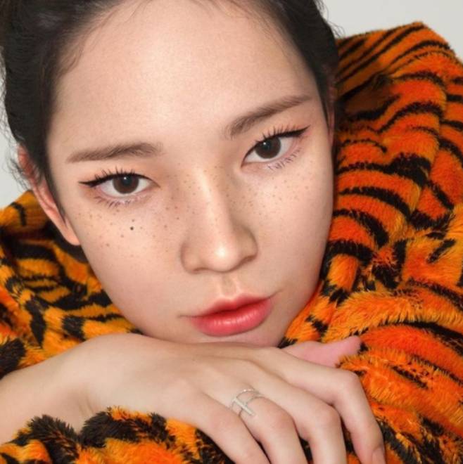 미간이 다소 넓고 쌍꺼풀이 없는 눈에 주근깨가 있는 로지 얼굴은 미인형보다 개성을 강조했다는 분석이 따르고 있다. [인스타그램]