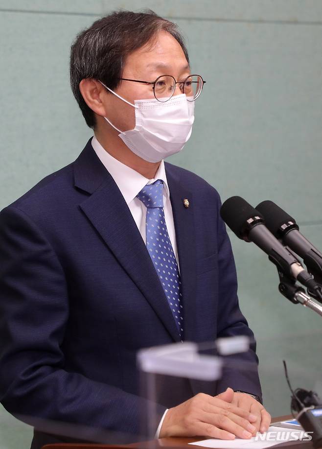 [전주=뉴시스] 김얼 기자 = 김성주 더불어민주당 전북도당 위원장이 17일 전북 전주시 전북도의회 브리핑룸에서 '정세균 후보 사퇴 이후 전북과 대선 공약 개발 기자회견'을 열고 질의에 답변하고 있다. 2021.09.17. pmkeul@newsis.com