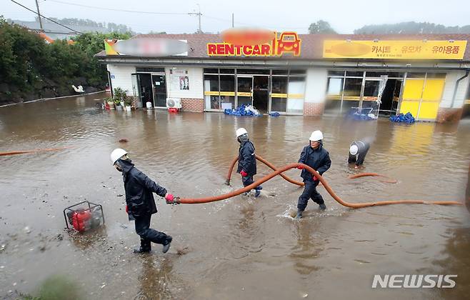 [제주=뉴시스] 우장호 기자 = 제14호 태풍 '찬투(CHANTHU)'가 제주를 통과한 17일 오전 제주시 용담2동에 위치한 상가 건물과 부지가 불어난 빗물에 침수돼 배수지원이 이뤄지고 있다. 2021.09.17. woo1223@newsis.com