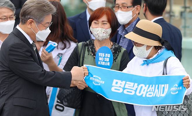 [광주=뉴시스] 류형근 기자 = 더불어민주당 대선 주자인 이재명 경기지사가 17일 오전 광주 동구 전일빌딩245 앞에서 지지자들의 환영을 받고 있다. 2021.09.17. hgryu77@newsis.com