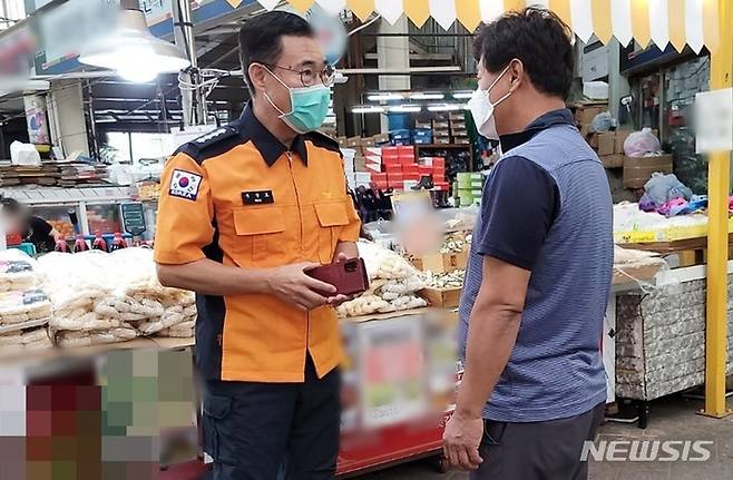 [대구=뉴시스] 이지연 기자 = 우상호 달서소방서장이 전통시장 상인들을 만나 현장 안전 컨설팅을 하고 있다. (사진=달서소방서 제공) 2021.09.17. photo@newsis.com