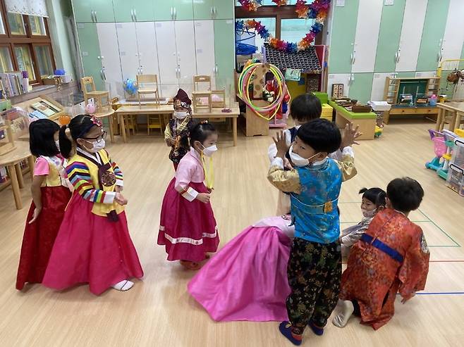 [용인=뉴시스] 용인 백봉초등학교와 병설유치원 학생들이 17일 추석 명절을 앞두고 '친구들과 함께하는 신나는 추석 한마당' 행사를 진행했다. (사진=백봉초 제공) *재판매 및 DB 금지