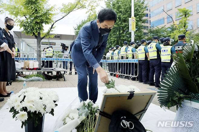 [서울=뉴시스] 최동준 기자 = 김기현 국민의힘 원내대표가 17일 서울 여의도 국회 앞에 마련된 자영업자 합동분향소를 찾아 헌화하고 있다. 2021.09.17. photocdj@newsis.com