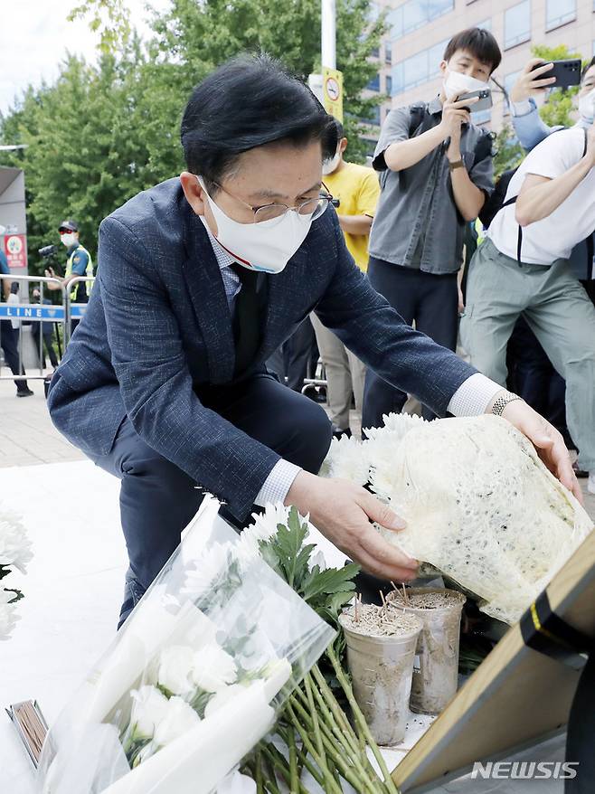 [서울=뉴시스] 최동준 기자 = 황교안 국민의힘 대선 경선 예비후보가 17일 서울 여의도 국회 앞에 마련된 자영업자 합동분향소를 찾아 헌화하고 있다. 2021.09.17. photocdj@newsis.com