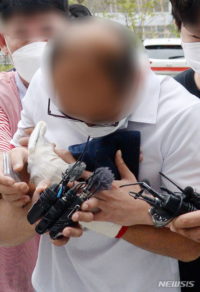 [전주=뉴시스] 김얼 기자 = 전자발찌를 착용한 채 여성의 집에 몰래 들어가 성폭행을 시도하다 경찰에 붙잡힌 40대 남성 A 씨가 2일 전북 전주시 전주지방검찰청에서 조사를 받기 위해 장내로 들어서고 있다. 2021.09.02. pmkeul@newsis.com