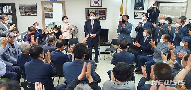 [경주=뉴시스] 이은희 기자 = 국민의힘 대선주자인 윤석열 전 검찰총장이 17일 오후 경주당원협의회 사무실에서 당원들에게 지지를 당부하고 있다. 2021.9.17. leh@newsis.com