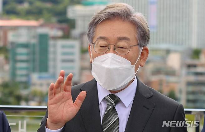 [광주=뉴시스] 류형근 기자 = 더불어민주당 대선 주자인 이재명 경기지사가 17일 오전 광주 동구 전일빌딩245 옥상에서 기자들과 질의 응답하고 있다. 2021.09.17. hgryu77@newsis.com