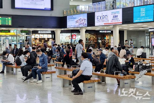 추석 연휴를 하루 앞둔 17일 부산역 2층에서 시민들이 열차를 기다리고 있다. 송호재 기자