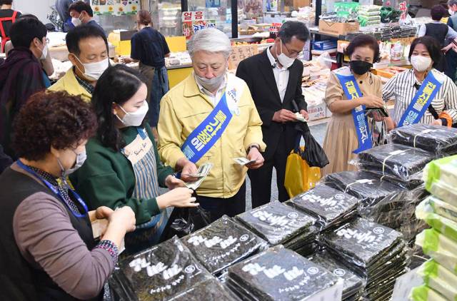 ▲17일 김양호 삼척시장과 삼척시청 직원들은 삼척중앙시장에서 추석맞이 전통시장 장보기 행사를 갖고 있다. ⓒ삼척시