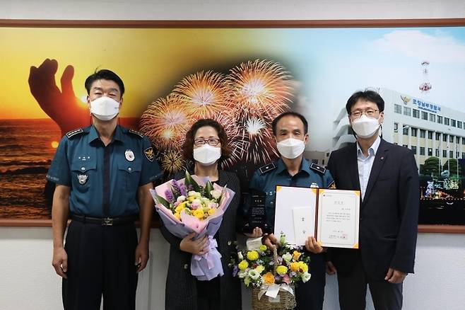 LG의인상 받은 김현필 경위(오른쪽서 두 번째)와 가족이 LG의인상을 수상한 뒤 기념촬영을 하고있다. 포항남부경찰서 제공