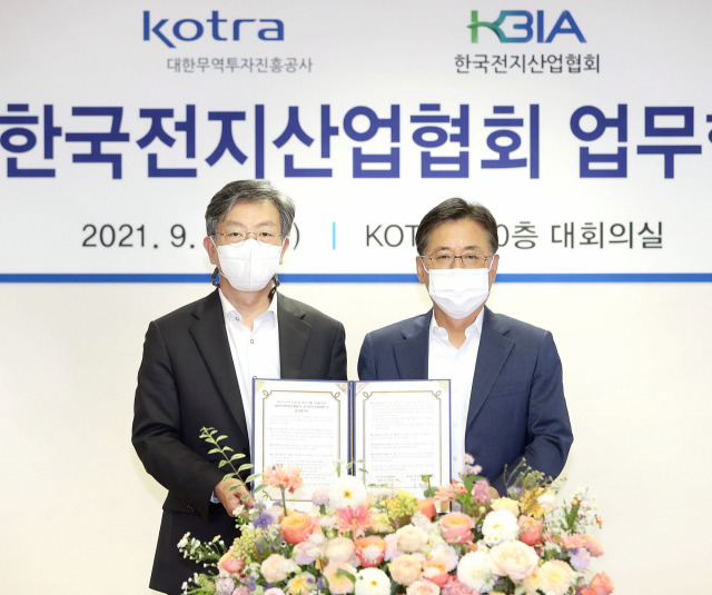 유정열(왼쪽) 코트라(KOTRA) 사장과 정순남 한국전지산업협회 부회장이 17일 서울 염곡동 코르타 본사에서 업무협약을 맺은 후 협약서를 들어보이고 있다,/사진제공=코트라