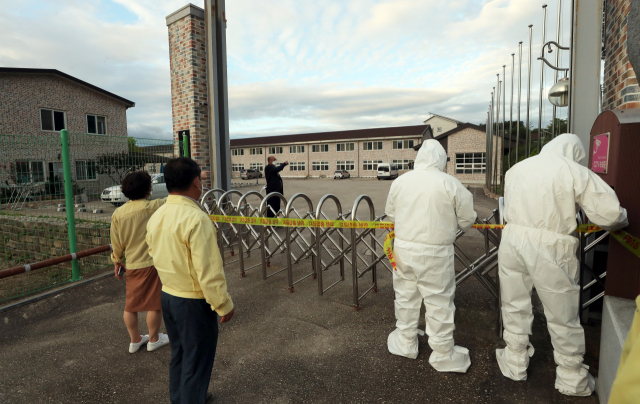 방역당국 관계자들이 17일 총 43명의 코로나19 확진자가 발생한 전북 순창군 풍산면 모 대안학교를 폐쇄하고 있다./연합뉴스