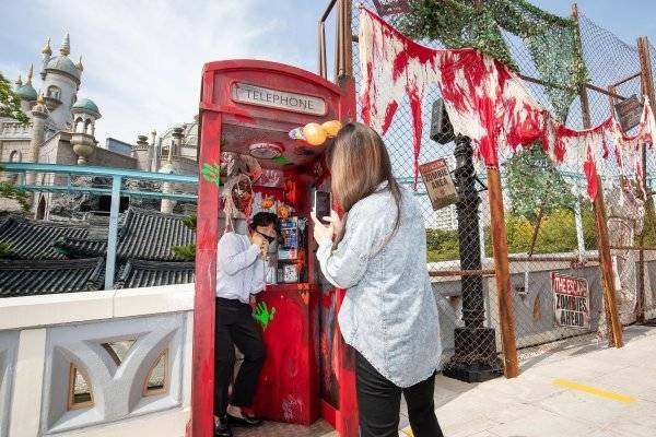 할로윈 사진 찍기 좋은 호러 공중전화박스. 사진제공｜롯데월드