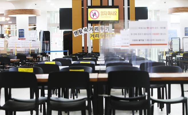 17일 오전 경기도 용인시 경부고속도로 부산방향 기흥휴게소 식당가가 운영을 중단하고 있다. 정부는 17∼22일 6일간을 ‘추석 특별교통대책기간’으로 정해 방역을 강화한다. 이 기간 한국도로공사가 관리하는 모든 고속도로 휴게소 실내 매장에서는 좌석 운영이 금지된다. 대신 테이크아웃은 가능하다. 연합뉴스