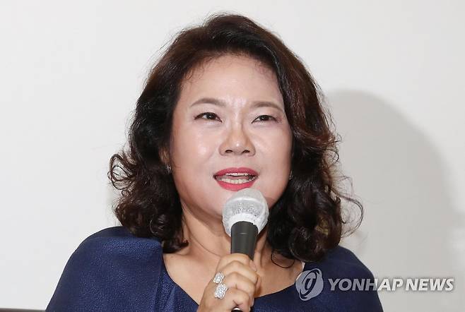 인사말 하는 피아니스트 서혜경 (서울=연합뉴스) 이재희 기자 = 피아니스트 서혜경이 17일 오후 서울 서초구 예술의전당에서 열린 데뷔 50주년 기자간담회에서 인사말을 하고 있다. 2021.9.17 scape@yna.co.kr