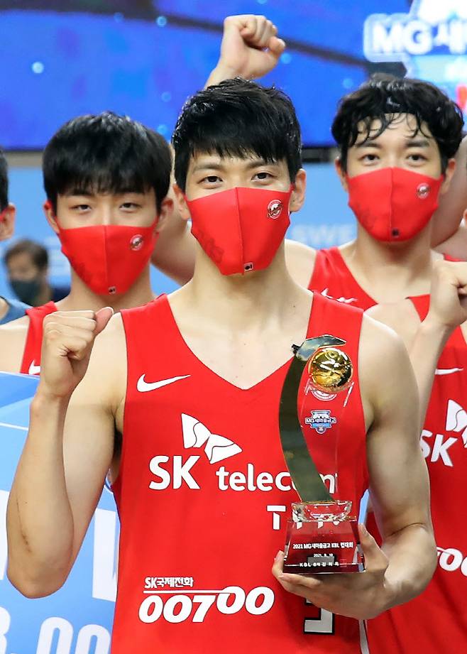 18일 오후 경북 상주실내체육관에서 펼쳐진 2021 MG새마을금고 KBL 컵대회 결승전 서울SK-원주DB 경기. 대회 MVP를 차지한 SK 김선형이 기념촬영을 하고 있다. 사진=연합뉴스