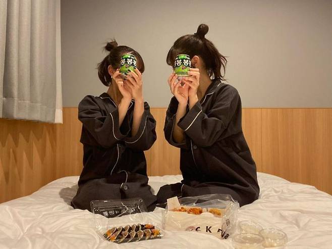 한국의 인기 음식을 먹으며 '봉봉'을 들고 인증샷을 남기는 '도한놀이' (사진=제보)